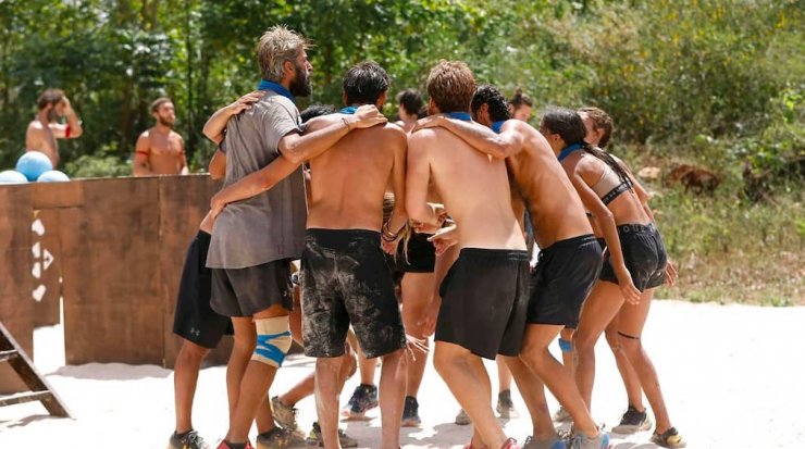 "Survivor": Νέο ζευγάρι στο ριάλιτι και τους πρόδωσε το σημάδι στο λαιμό