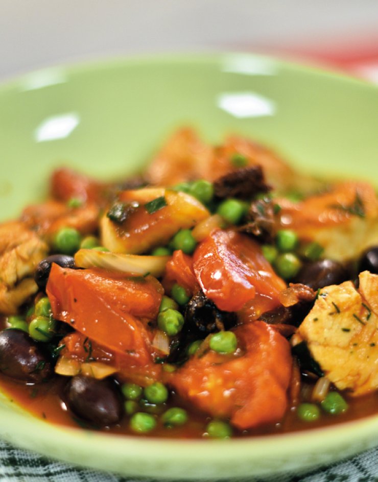 Αρακάς κοκκινιστός με κοτόπουλο, λιαστές τομάτες και ελιές 