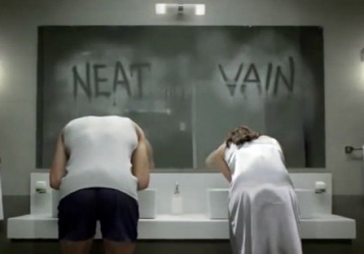 Ταμπέλες εναντίον γυναικών [βίντεο]