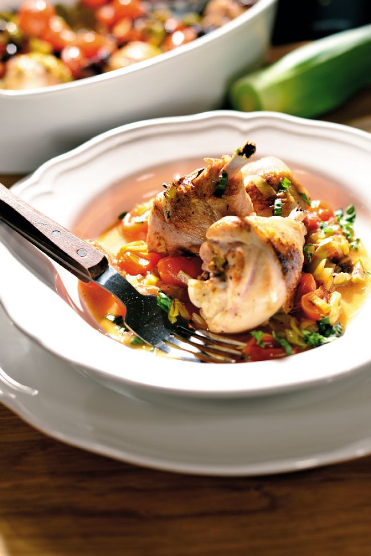 Μπουτάκια κοτόπουλου στο φούρνο µε ελιές και τοµατίνια