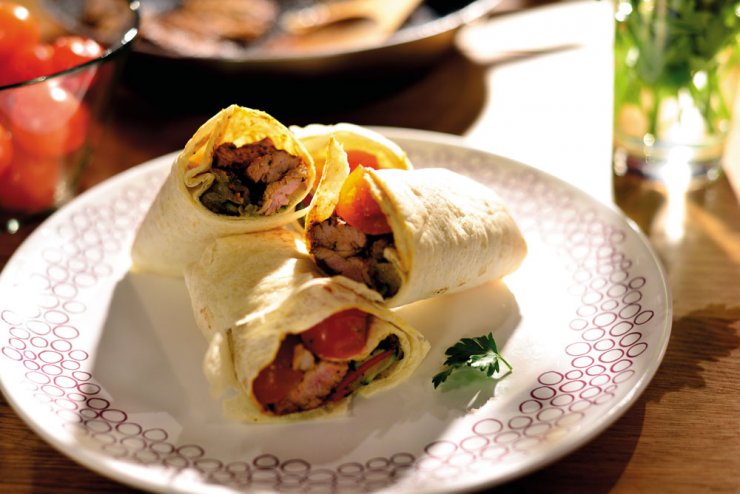 Wrap µε ψαρονέφρι µαριναρισµένο µε BBQ sauce και ψητά λαχανικά