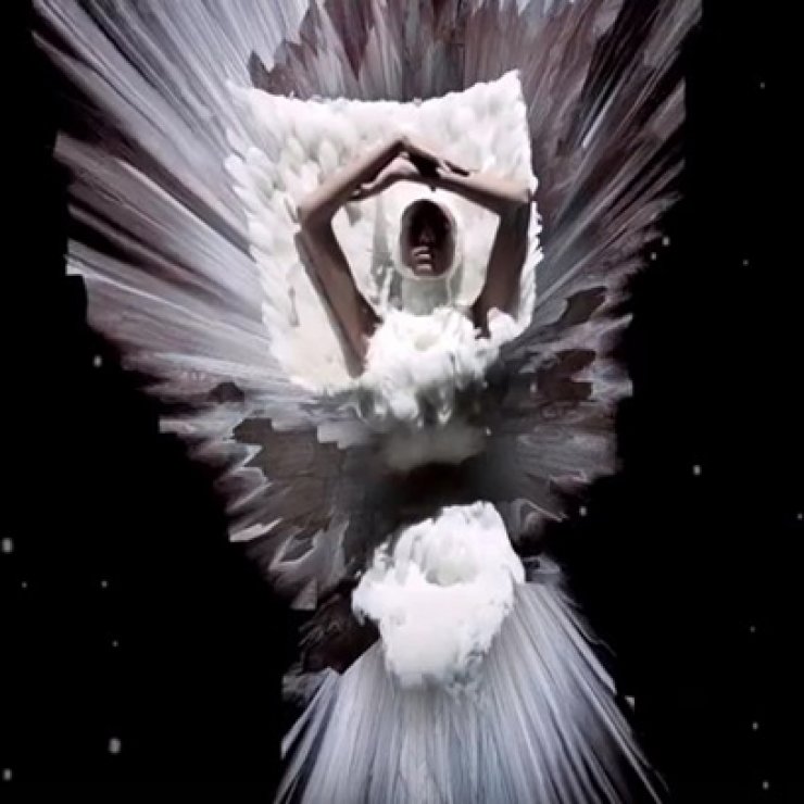 Ένα fashion film για τον Alexander McQueen που βλέπεις για πρώτη φορά 