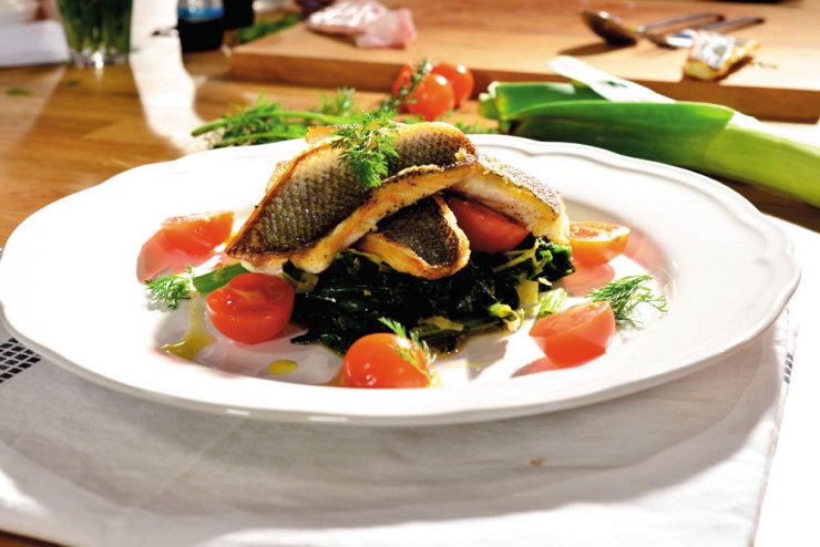 Φιλέτο λαβράκι µε σοταρισµένα λαχανικά, σπανάκι και άνηθο