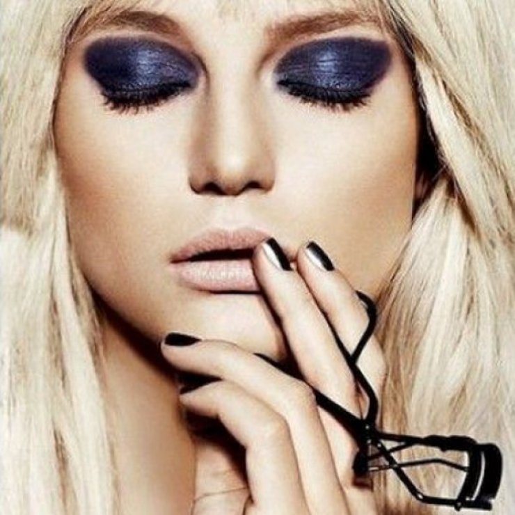 Πώς θα ξεβάψετε τα smoky eyes με μία κίνηση!