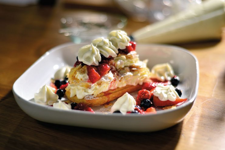 Μιλφέιγ µε δροσερή κρέµα και κόκκινα φρούτα