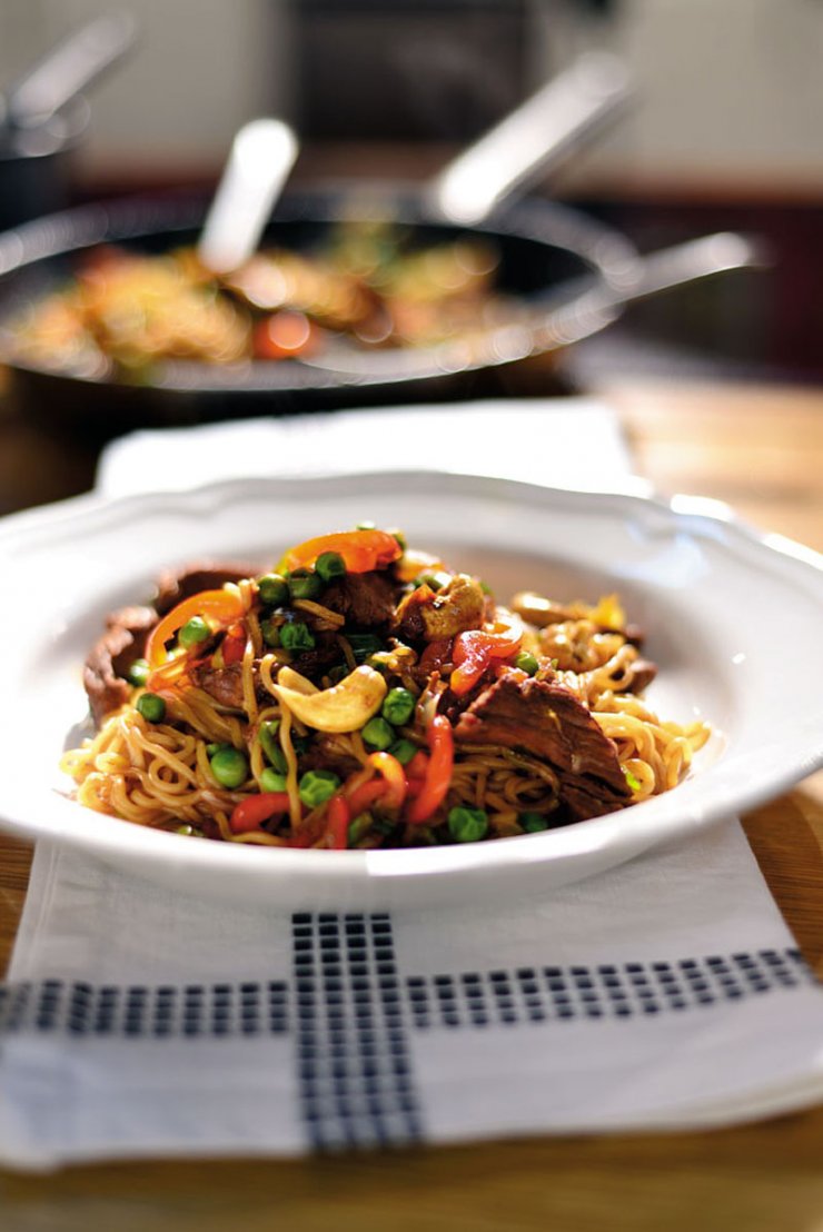 Μοσχάρι µε αρακά, κόκκινη πιπεριά και κάσιους