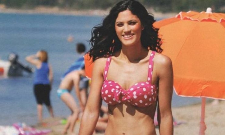 Μαίρη Συνατσάκη: Δείτε την παρέα με τη δίδυμη αδερφή της στην παραλία