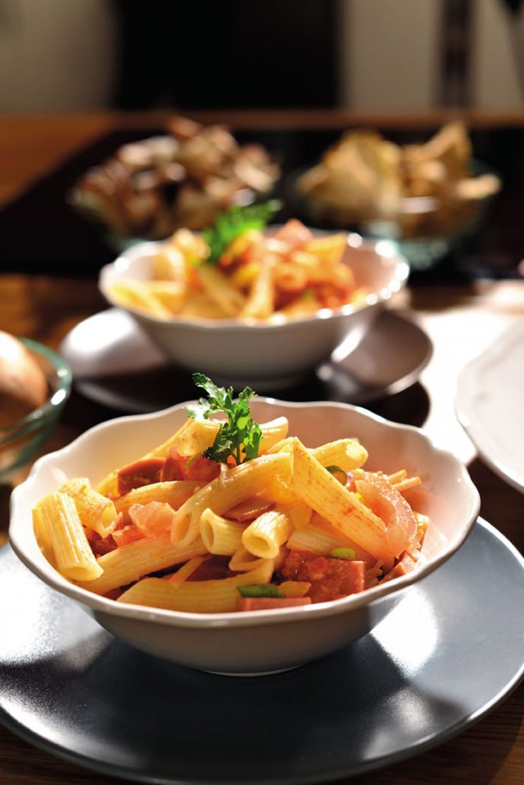 Μακαρονοσαλάτα µε πέννες, αλλαντικά και λαχανικά