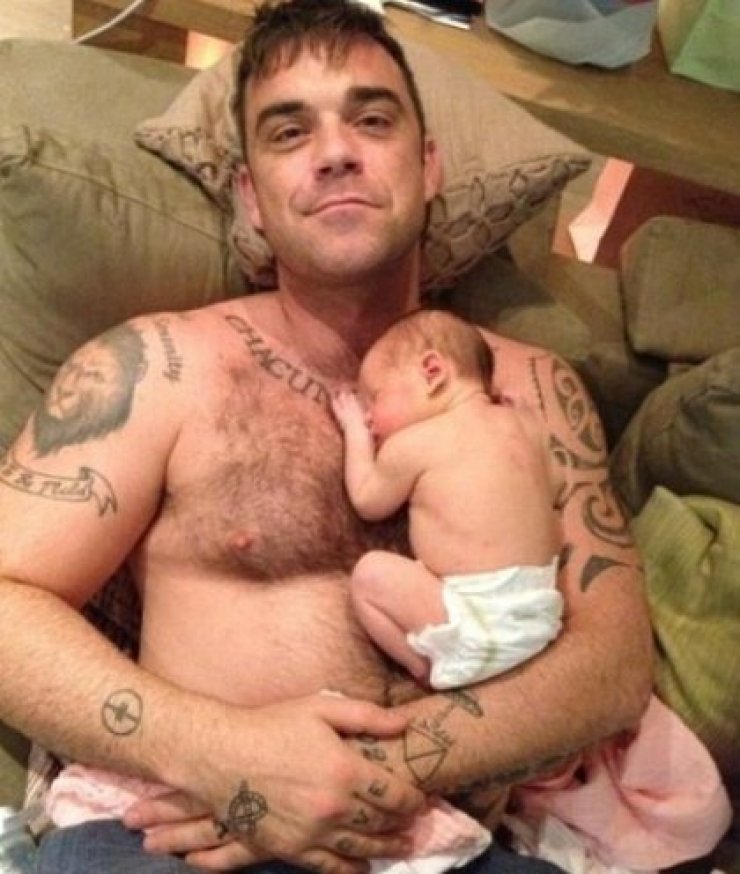 Robbie Williams: Η φωτογραφία που ανέβασε με τη νεογέννητη κόρη του