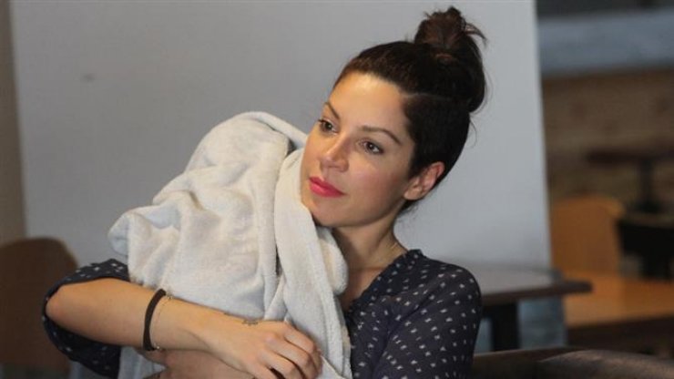 Δείτε τη Μαριάντα Πιερίδη να δίνει στο γιο της το γαλατάκι του