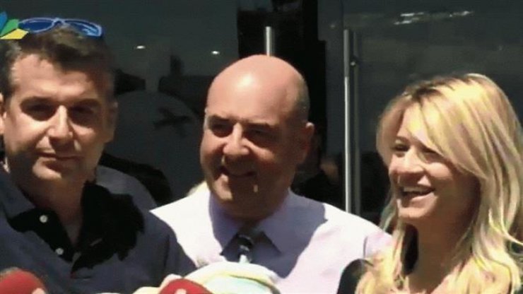  Σκορδά – Λιάγκας: Έφυγαν από το μαιευτήριο αγκαλιά με το μωράκι τους! [βίντεο]