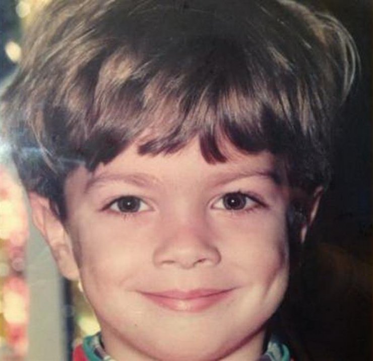 Αυτό το όμορφο αγοράκι είναι σήμερα πολύ γοητευτικός & πετυχημένος Έλληνας τραγουδιστής