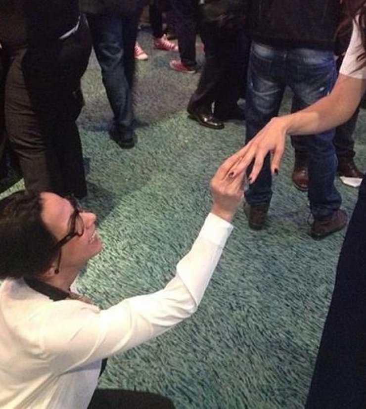 Συνέβη κι αυτό! Ελληνίδα ηθοποιός δέχτηκε πρόταση γάμου από... γυναίκα η οποία μάλιστα γονάτισε!