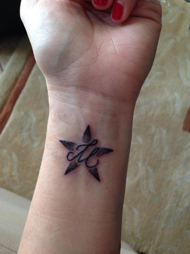 Ελληνίδα ηθοποιός έκανε τατουάζ το "Μ", που είναι το αρχικό από το όνομα του συζύγου και της κορούλας της