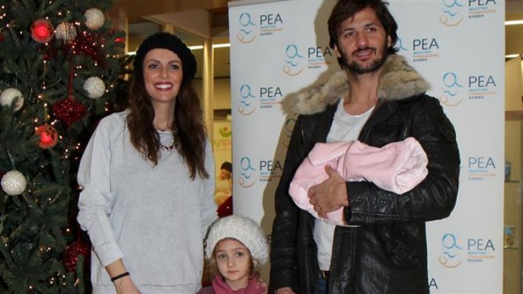 Μπέτυ Μαγγίρα - Δημήτρης Μάζης: Βγήκαν από το μαιευτήριο αγκαλιά με τη νεογέννητη κόρη τους