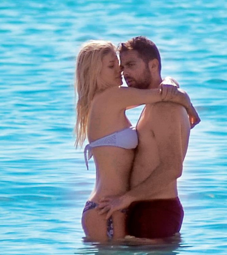 Ευαγγελία Αραβανή & Ηλίας Βρεττός: Full in love & διαχυτικοί μέσα στην θάλασσα