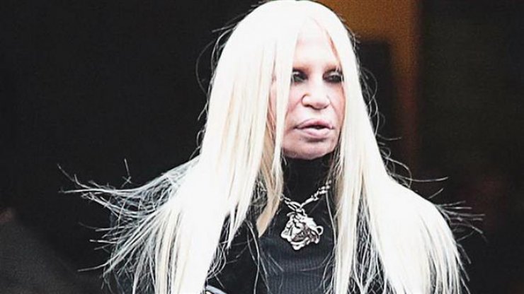 Τρομακτικό! Η Donatella Versace όπως κυκλοφορεί στους δρόμους του Μιλάνου