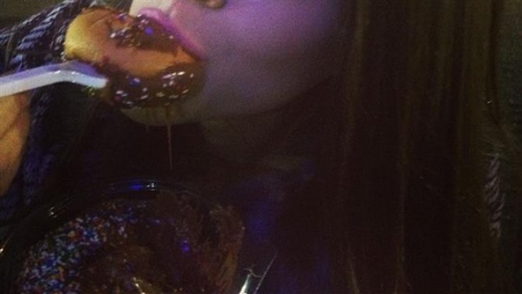 Ποια Ελληνίδα τραγουδίστρια απολαμβάνει λουκουμάδες με σοκολάτα;