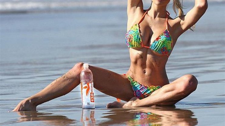 Σε αυτή την πόζα... Ποιος κοιτάζει το νερό που διαφημίζει;