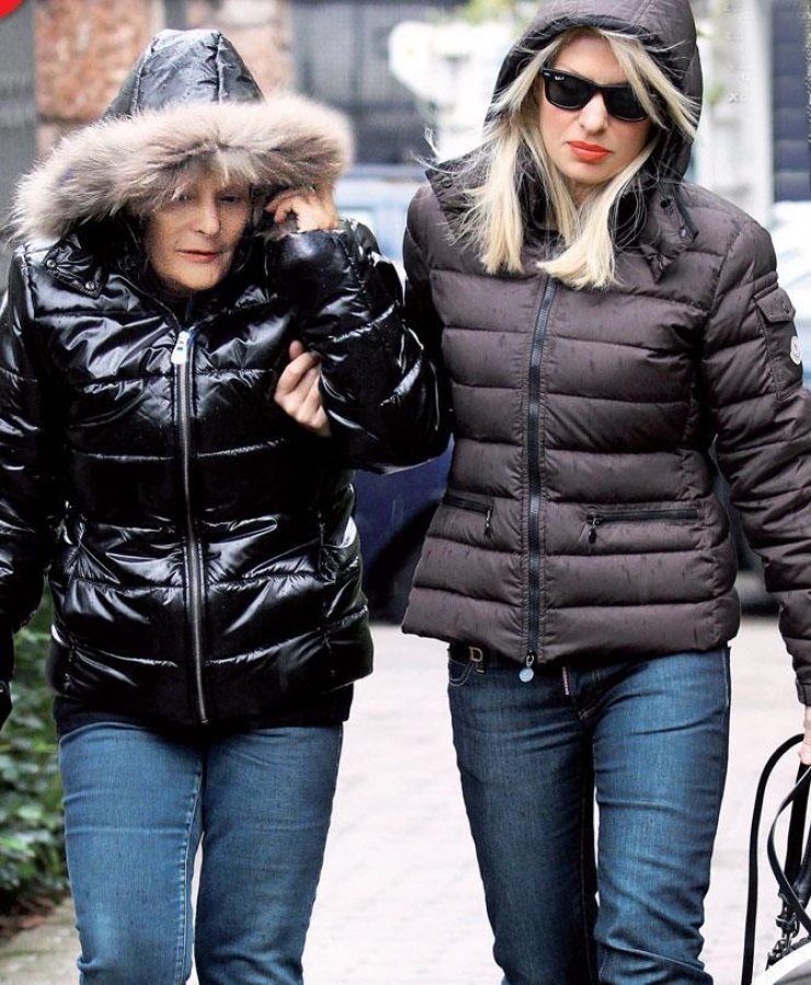  Ελένη Μενεγάκη: Με την μητέρα της στο αστυνομικό τμήμα