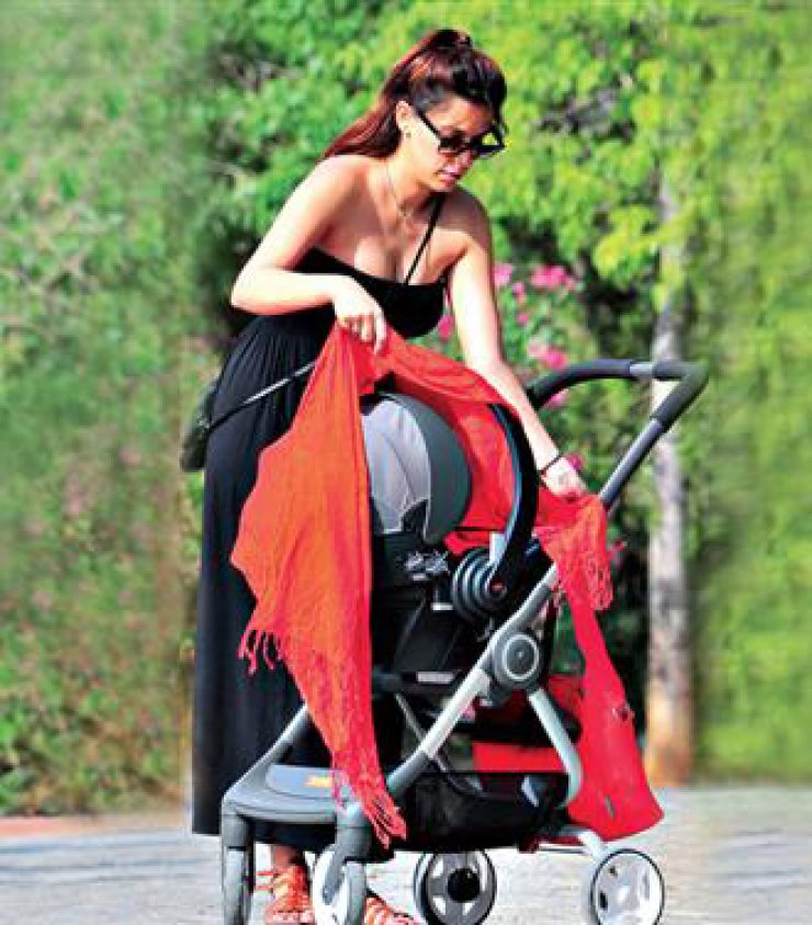 Kατερίνα Παπουτσάκη: Η πρώτη βόλτα με τον γιο της στο Θησείο