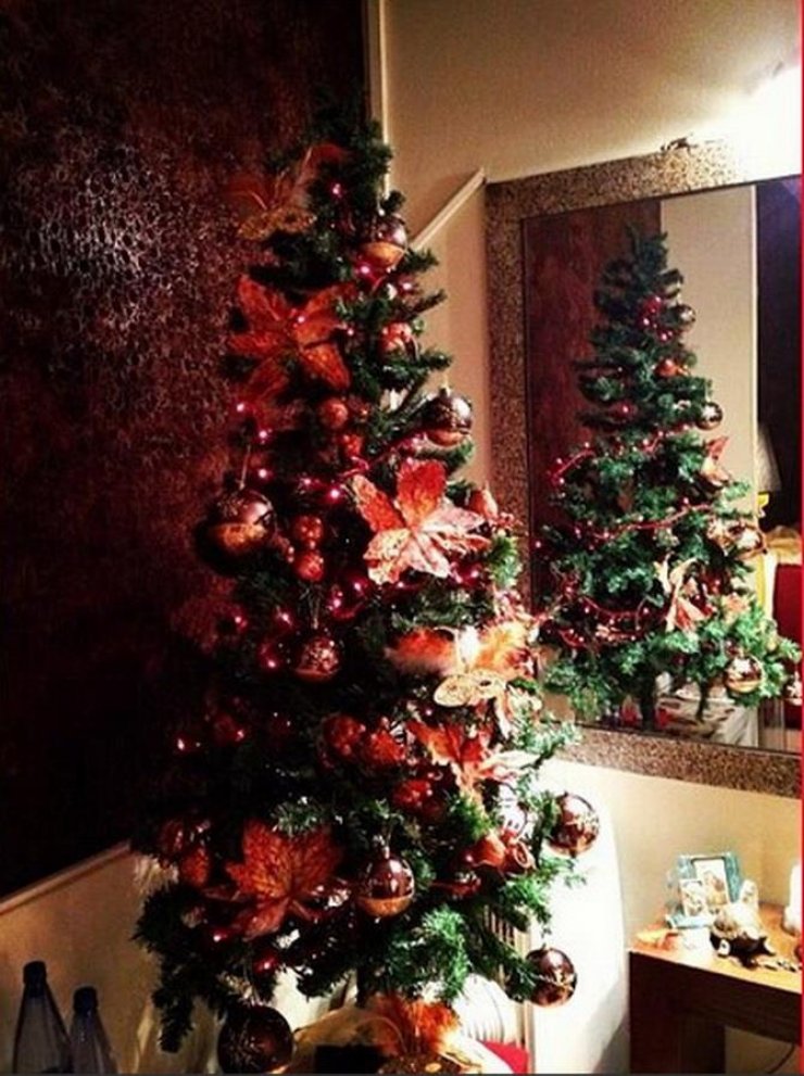 Οι φίλοι της Ελληνίδας τραγουδίστριας στόλισαν κρυφά δέντρο στο καμαρίνι της! 