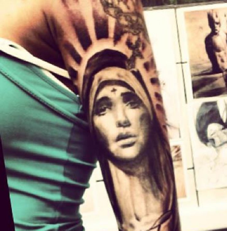 Ποιο ανδρικό όνομα "χτύπησε" αυτή τη φορά τατουάζ στο χέρι της η Αγγελική Ηλιάδη;