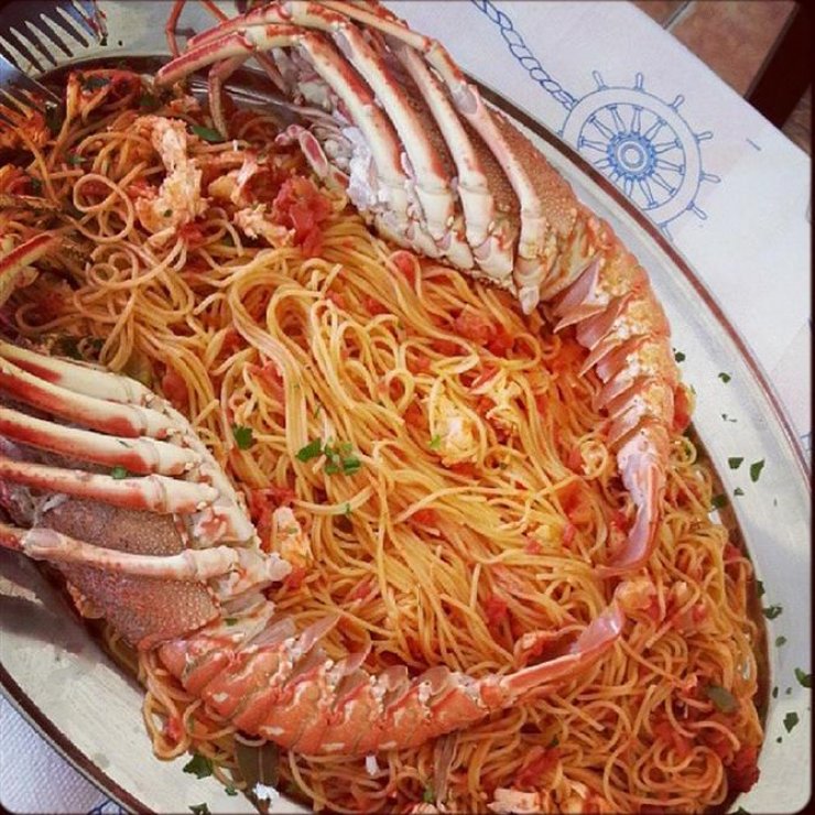 Η τραγουδίστρια απολαμβάνει την αστακομακαρονάδα που έφτιαξε ο πατέρας της!