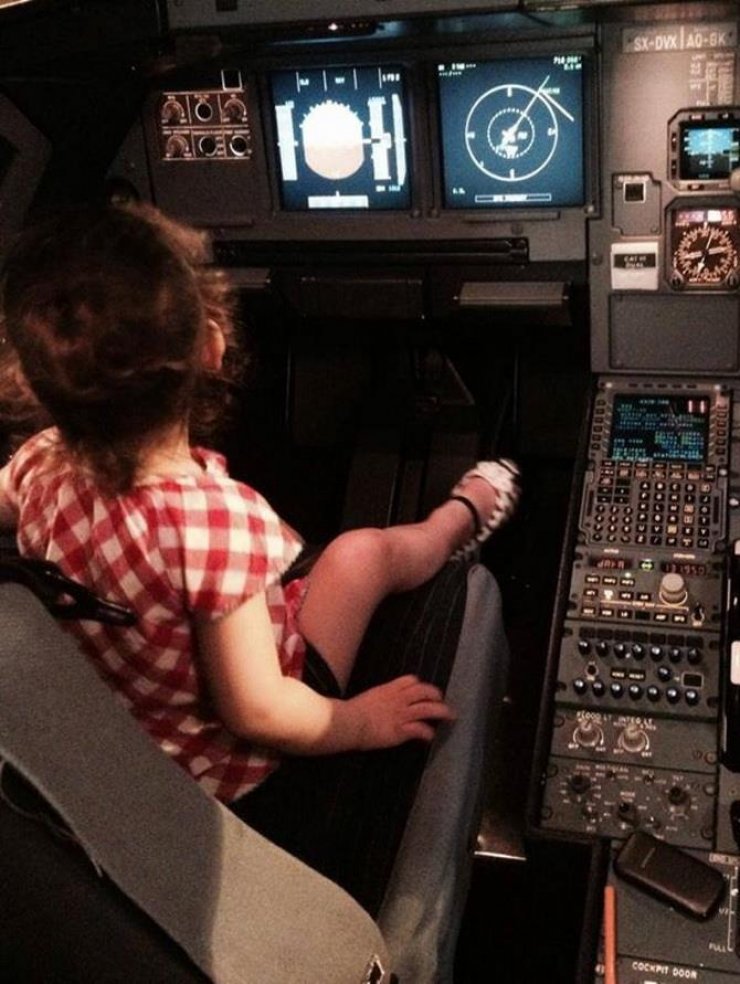 H κόρη της Ελληνίδας παρουσιάστριας πιλοτάρει!