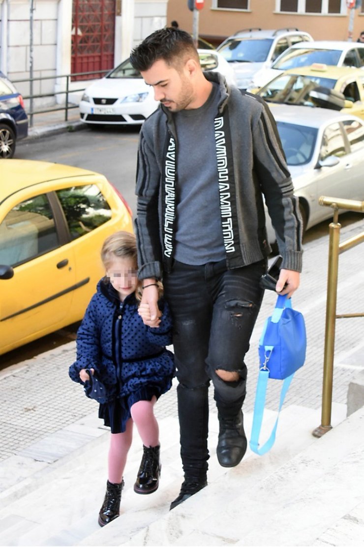 Δείτε το πρωτότυπο δέντρο που στόλισε ο Γιάννης Τσιμιτσέλης μαζί με την κόρη του