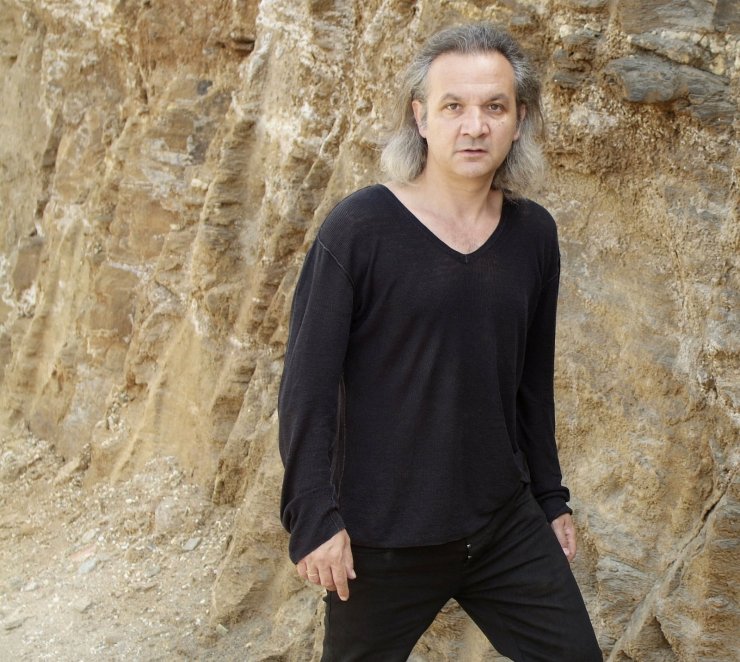 Χρήστος Θηβαίος: «Με μεγαλώσε ένα gay ζευγάρι»