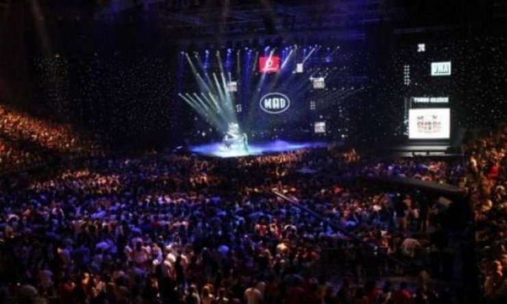 ΣΟΚ: Ηλικιωμένος παρενοχλούσε μικρά κορίτσια στα βραβεία MAD