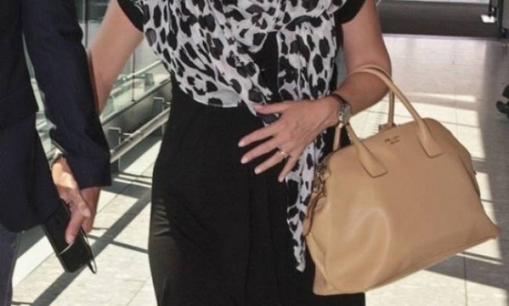 Ποιά δείχνει την φουσκωμένη της κοιλίτσα;