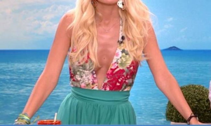 Aυτή είναι η πιο hot εμφάνιση παρουσιάστριας στην ελληνική τηλεόραση! [βίντεο]