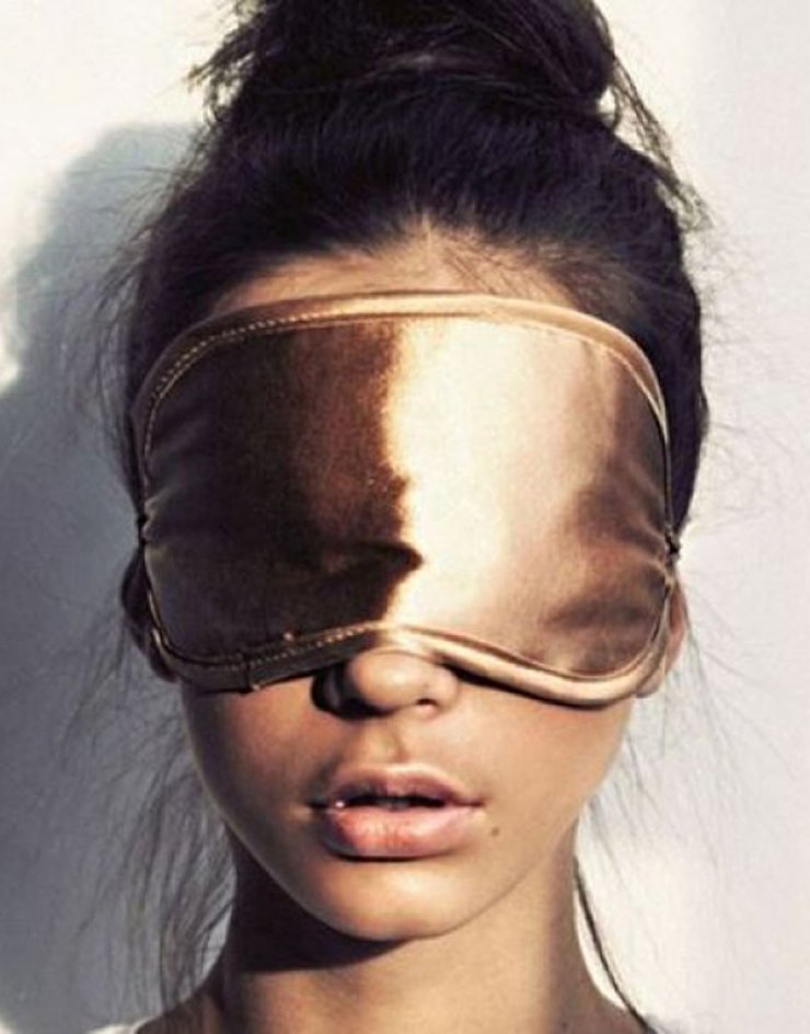 Ξυπνήσατε με πρησμένα μάτια; Αυτή η μάσκα ματιών θα σας σώσει!