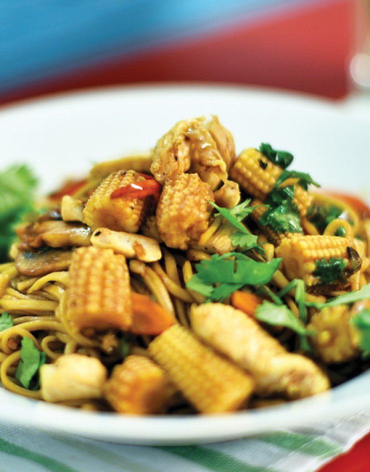 Noodles με κοτόπουλο και λαχανικά 