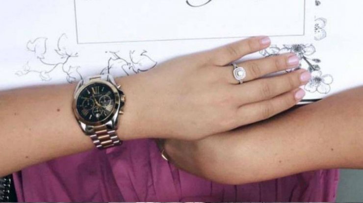 Επώνυμη Κύπρια μας έδειξε το υπέροχο μονόπετρό της!