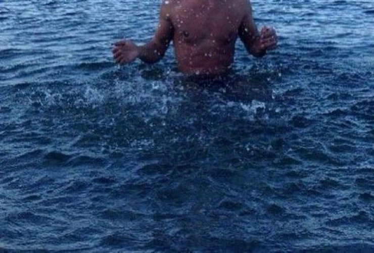 Ποιος επώνυμος Έλληνας έκανε το πρώτο του μπάνιο για το 2014;