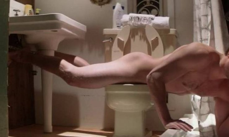 Πασίγνωστος πρωταγωνιστής ολόγυμνος στο μπάνιο του!