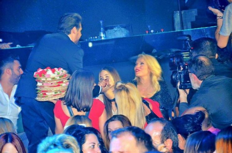 Ελένη Μενεγάκη: Το έκαψε στα μπουζούκια με τον σύντροφό της το βράδυ του Σαββάτου!