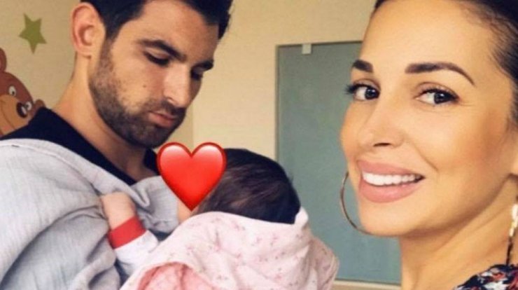 Ελένη Χατζίδου: Ξαπλώνει με την νεογέννητη κορούλα της [εικόνα]