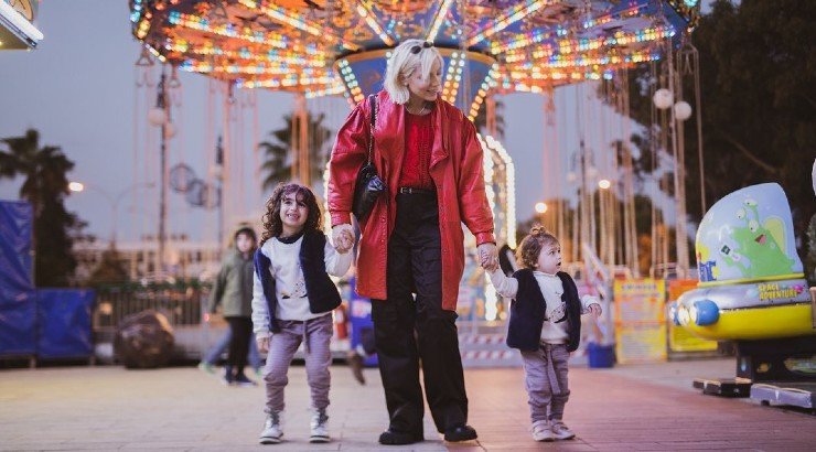 Άντρη Καραντώνη: Στο λούνα παρκ με τις κόρες της, Αργυρώ και Στυλιανή [εικόνες]