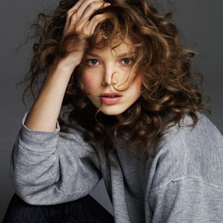 3 ανέξοδα tips για να περιποιείσαι σωστά τα σγουρά μαλλιά σου!