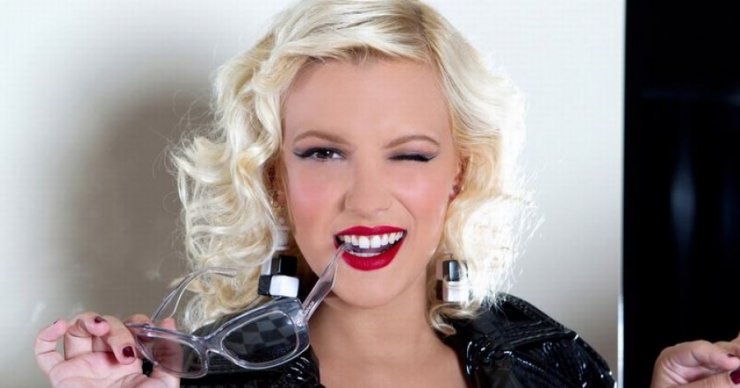 Λάουρα Νάργες: Εμφανίστηκε χωρίς ρούχα στο "Πρωινό" [video]