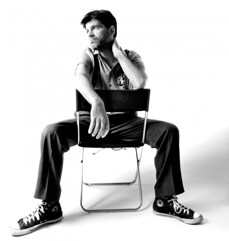 Ο Φοίβος Δεληβοριάς έρχεται στο νησί με τον "Μπάσταρδο Γιο"