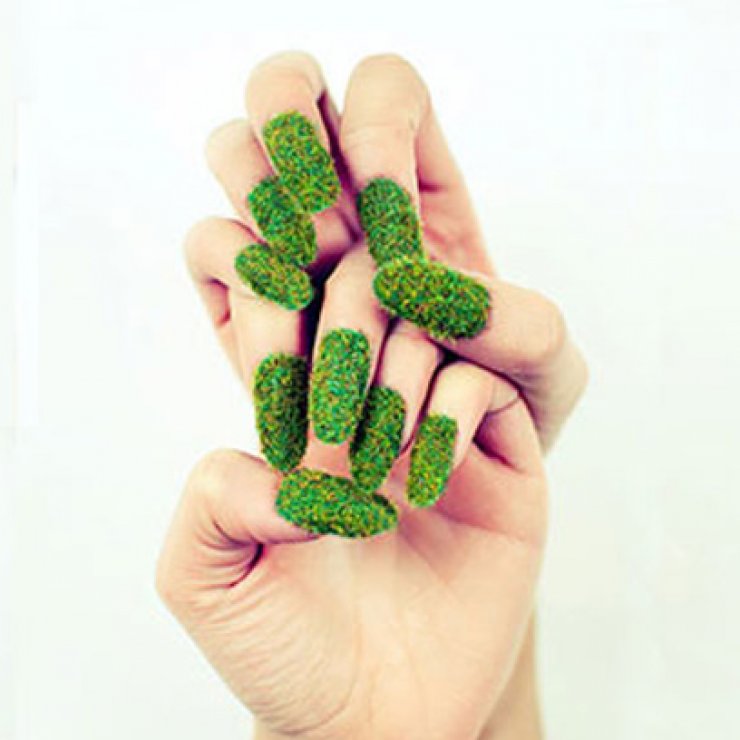 Grass Nails: Tι είναι πάλι αυτό το trend;