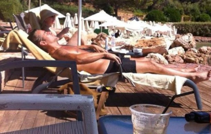  Ο Κόλιν Φάρελ χαλαρώνει στη Βουλιαγμένη Ηλιοθεραπεία στις ξαπλώστρες του Αστέρα