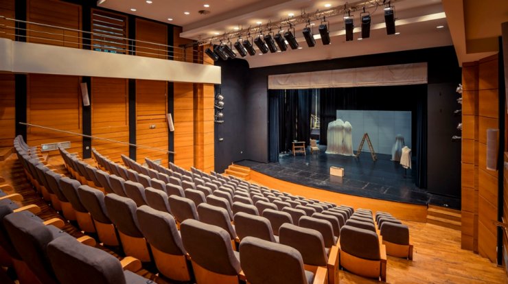 Απίστευτο σκηνικό σε σκηνή κυπριακού θεάτρου