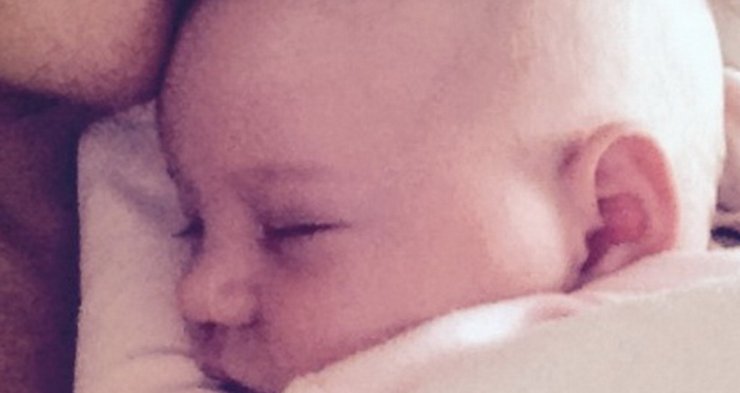 Η πασίγνωστη Ελληνίδα ηθοποιός μας "συστήνει" τη νεογέννητη κορούλα της 