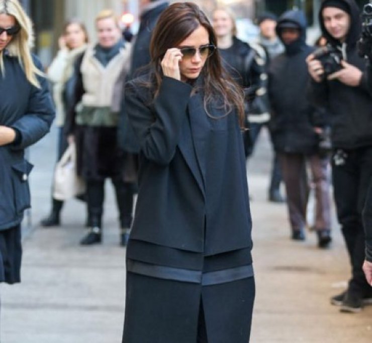 Eίμαστε σε σοκ! Η Victoria Beckham φοράει flat παπούτσια στους δρόμους της Nέας Υόρκης [εικόνα]